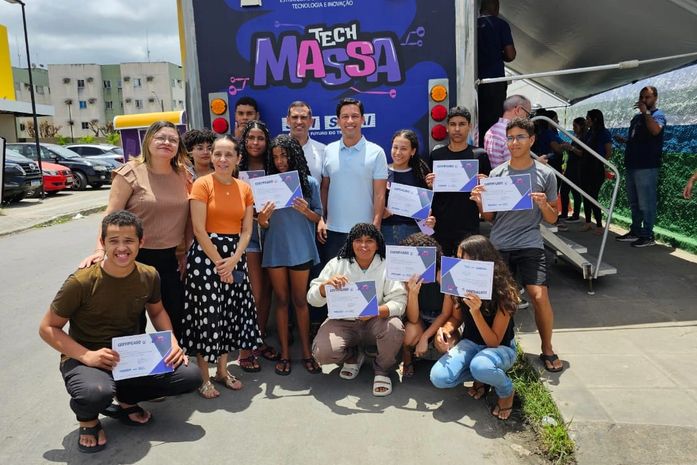 Rodrigo Cunha participa de ação do Tech Massa, programa inovador de educação tecnológica itinerante em Maceió