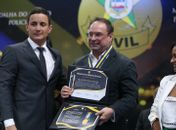 Prefeito Luciano recebe medalha e destaca exemplo do policial Anderson Lima 
