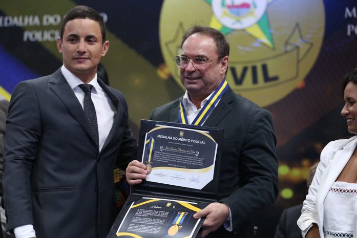 Prefeito Luciano recebe medalha e destaca exemplo do policial Anderson Lima 
