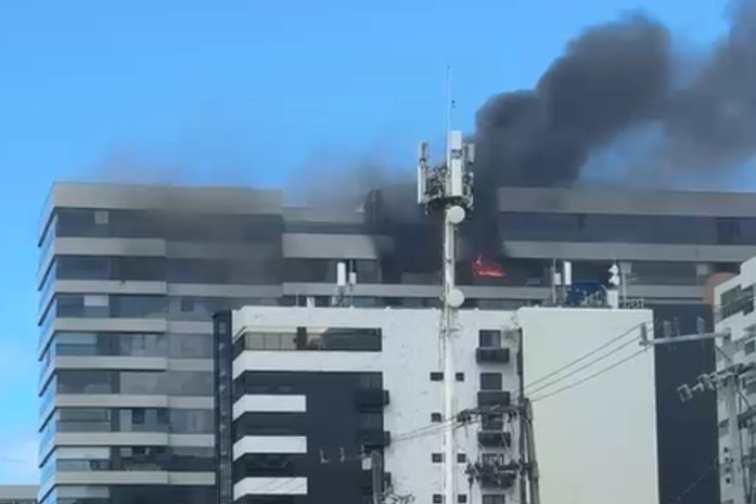 Sobrecarga após acionamento de gerador pode ter causado incêndio em prédio na Ponta Verde