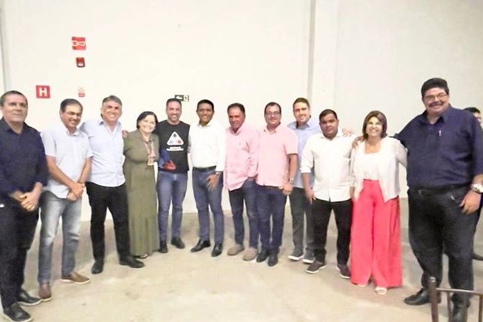 Governador Dantas e o prefeito JC no centro da foto ladeados do grupo parlamentar de apoio do gestor palmeirense