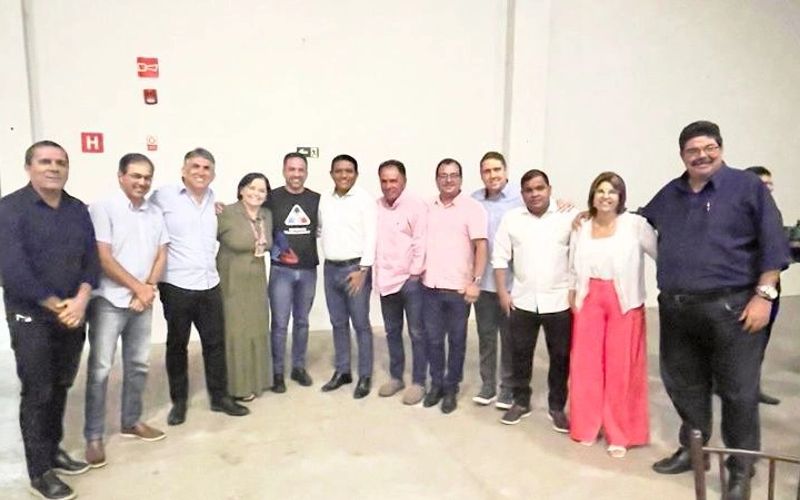 Governador Dantas e o prefeito JC no centro da foto ladeados do grupo parlamentar de apoio do gestor palmeirense