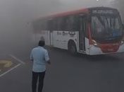 Incêndio em galeteria formou uma fumaça densa e escura.