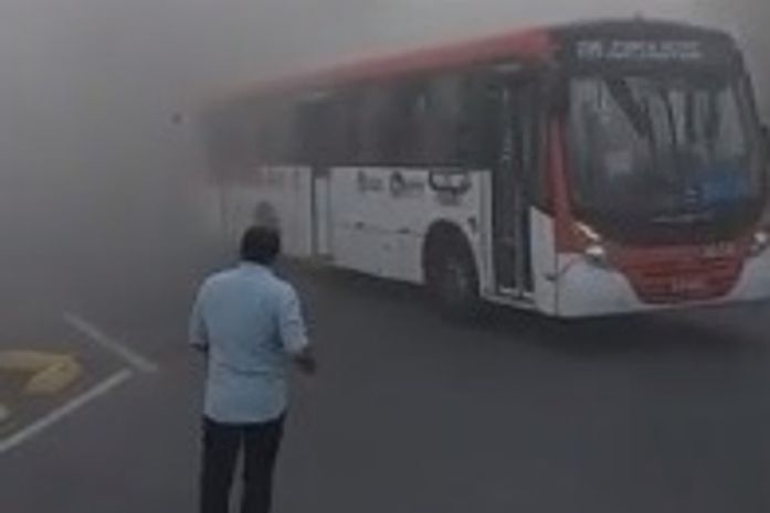 Incêndio em galeteria formou uma fumaça densa e escura.