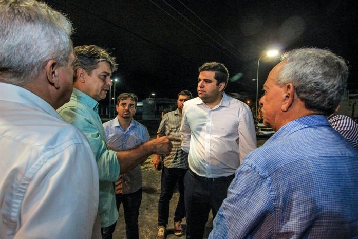Marcelo Palmeira vistoria a ilumincação de LED em Jaraguá