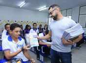 Distribuição de apostilas na Escola Miran Marroquim, no Jacintinho.