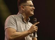 Fenômeno no universo gospel, Deive Leonardo se apresenta nesta sexta-feira em Maceió