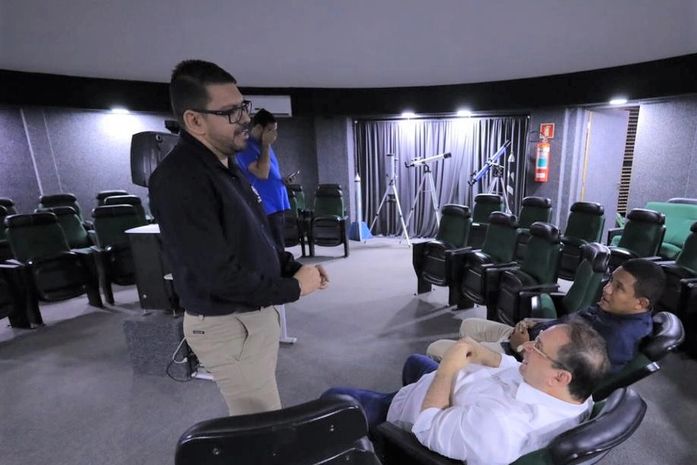 Prefeito Júlio Cezar conhece o planetário de Arapiraca na companhia de Luciano Barbosa

