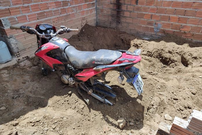 Moto roubada é encontrada enterrada no quintal de casa em interior de Alagoas