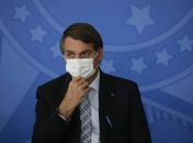 Bolsonaro muda postura, usa máscara e defende vacinas