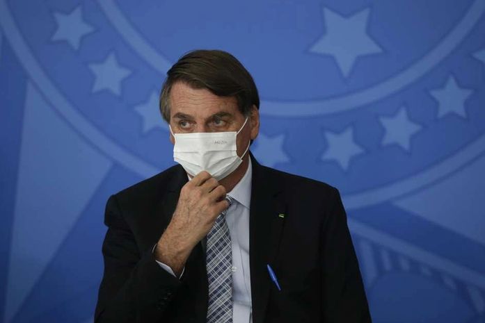 Bolsonaro muda postura, usa máscara e defende vacinas