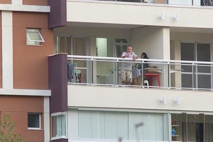 Fabrício Queiroz na varanda de seu apartamento no Rio, onde cumpre prisão domiciliar.