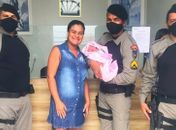 A pequena Júlia recebeu a visita dos policiais que ajudaram sua mãe durante o parto