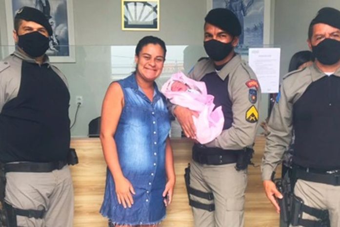 A pequena Júlia recebeu a visita dos policiais que ajudaram sua mãe durante o parto