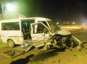 Colisão frontal envolvendo van deixa uma pessoa morta e 13 feridos no interior