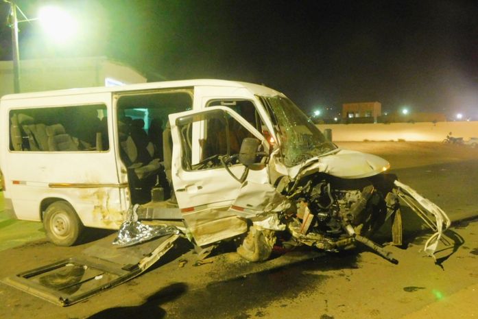 Colisão frontal envolvendo van deixa uma pessoa morta e 13 feridos no interior