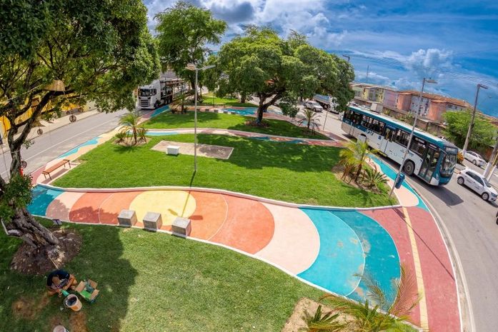 Cores deram novo aspecto à praça localizada no bairro do Poço
