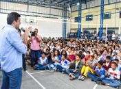 Prefeito entrega quadra e fardamentos para alunos no Village