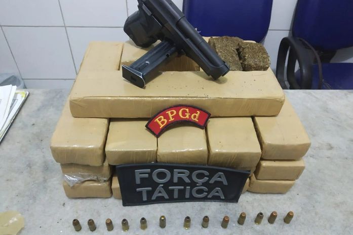 PM apreende aproximadamente 10kg de maconha em residência; homem foi preso