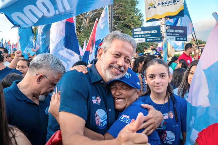 “Aqui foi onde tudo começou”: liderança consolidada para o Senado, Arthur Lira volta às raízes e recebe o carinho do povo de Junqueiro