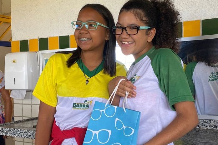 Cuidando do povo: Prefeitura da Barra de Santo Antônio realiza entrega de óculos para alunos da rede pública