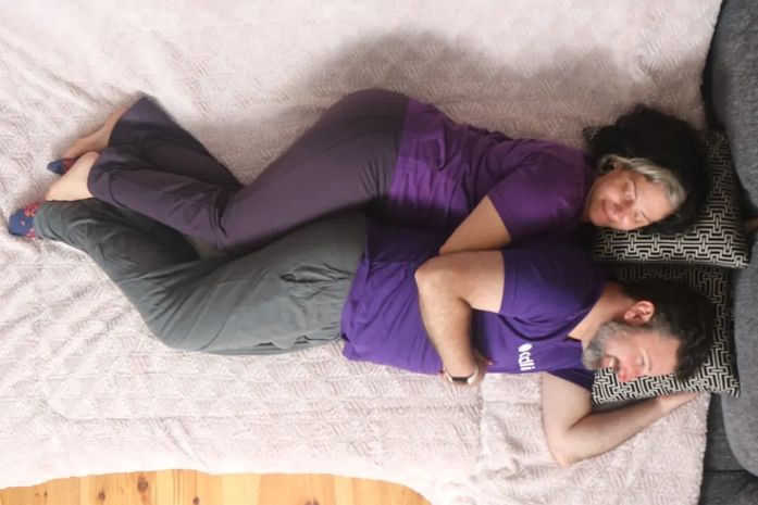 "Profissionais" cobram de R$ 300 a R$ 1.000 por hora para dormir "de conchinha"