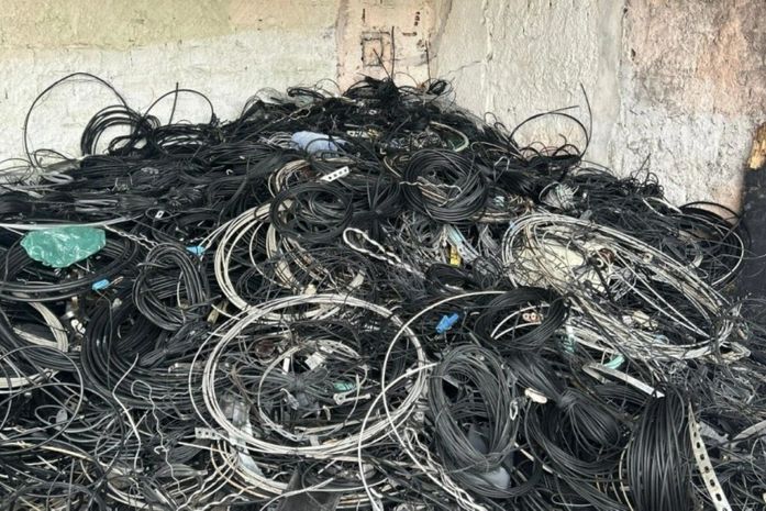 
Mais de 100 toneladas de fios obsoletos são retirados dos postes de Maceió
