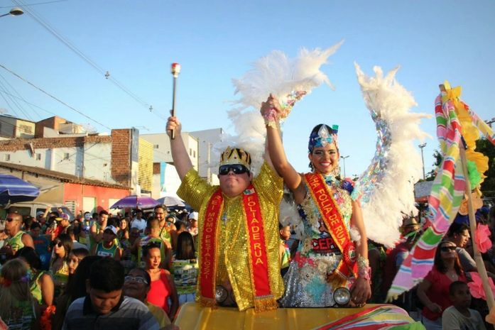 Arapiraquenses fazem a festa em prévia carnavalesca