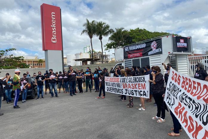 Moradores de Bebedouro protestam na porta da Braskem pela celeridade das indenizações