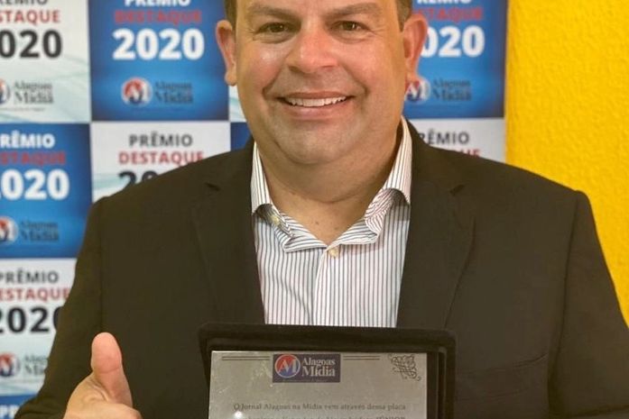Prefeita Santana Mariano parabeniza o vereador junior Barbosa pela indicação e recebimento do prêmio de melhor vereador alagoano
