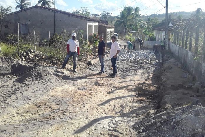Prefeito e vice-prefeito verificam andamento de obras no Povoado Tapera em Anadia