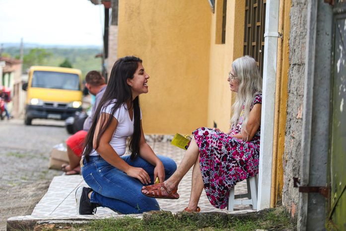 Em suas caminhadas por Rio Largo, Gabi Gonçalves recebe carinho e apoio de seus apoiadores