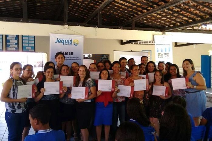 Prefeitura e Instituto Alfa e Beto entregam tablets a estudantes de Jequiá da Praia