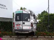 Colisão entre ônibus e van deixa passageira ferida em Maragogi