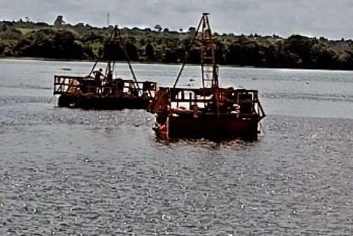 Plataformas flutuantes realizam sondagem para instalação da estrutura da ponte Penedo/Neópolis