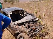 Carro capotou e foi parar em matagal