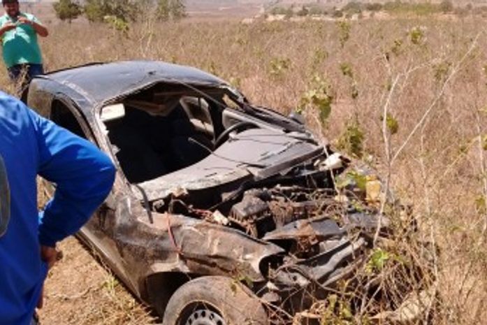 Carro capotou e foi parar em matagal