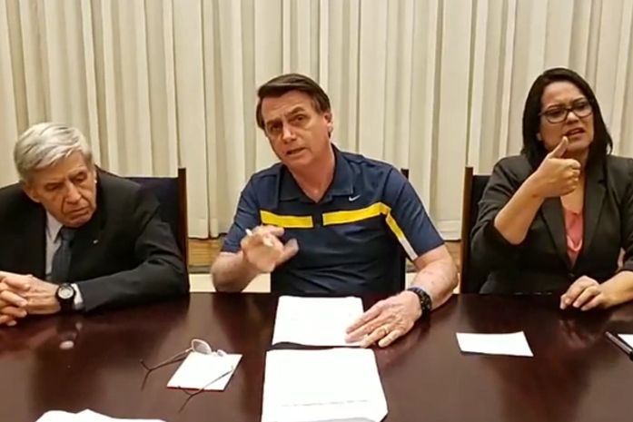 O ministro Augusto Heleno e o presidente Jair Bolsonaro durante Live semanal.