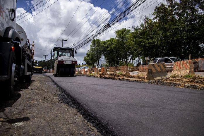 Trecho da Avenida Durval de Góes Monteiro, sentido centro, recebe pavimentação