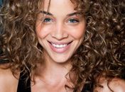 Cachos, ondas e “vibe” natural dão o tom dos cabelos femininos neste verão