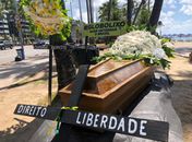 Integrantes do Movimento Brasil realizam protesto contra a Globo na Orla de Maceió