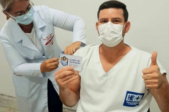 Profissionais da saúde recebem 2ª dose da Coronavac a partir desta quarta-feira (10)