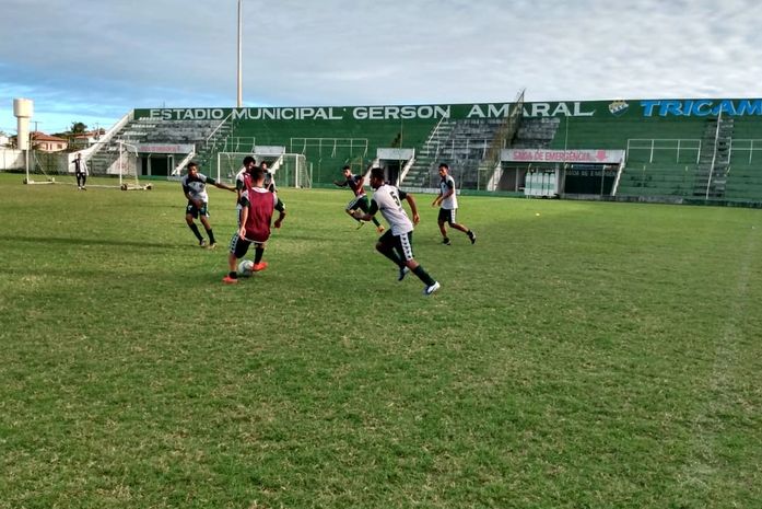 Time do Coruripe disputa a última partida da semifinal no estádio Gerson Amaral.