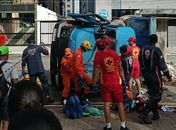 Caminhão-caçamba carregado de entulhos colide contra carros e tomba na orla de Maceió; sete ficaram feridos