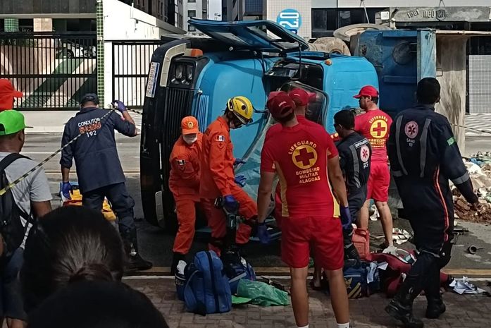 Caminhão-caçamba carregado de entulhos colide contra carros e tomba na orla de Maceió; sete ficaram feridos