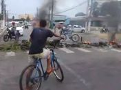 Moradores queimara galhos e pneus