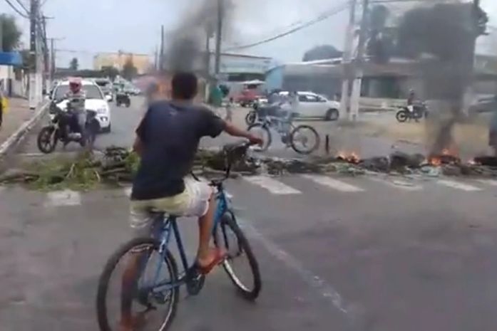 Moradores queimara galhos e pneus