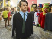 Boneco de Bolsonaro estreia sob vaias; foliões atiram gelo e latas