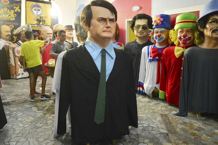 Boneco de Bolsonaro estreia sob vaias; foliões atiram gelo e latas