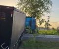 Carreta baú fica atravessada na BR-104 em Rio Largo